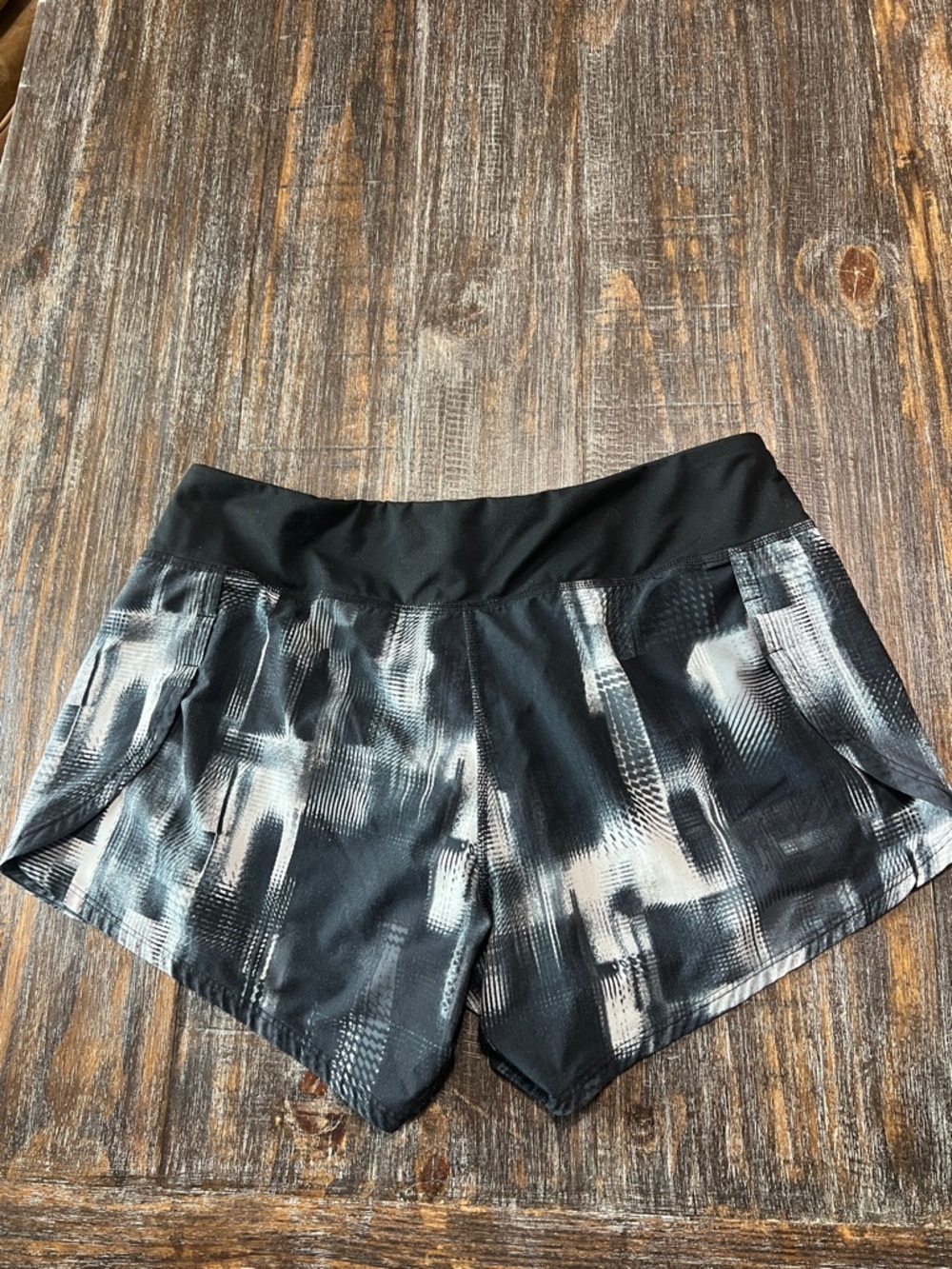 Brooks Black & White Abstract-Print Women’s Athletic Shorts - Picture 4 of 5
